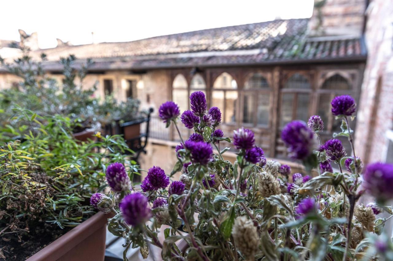 Отель Relais Balcone Di Giulietta Верона Экстерьер фото The cloister of the Abbey of Saint-Germain-des-Prés