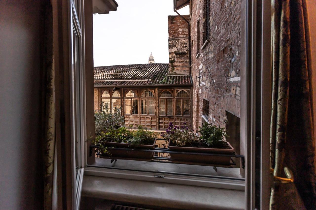 Отель Relais Balcone Di Giulietta Верона Экстерьер фото The view from the window of the room where the body of the murdered monk was discovered
