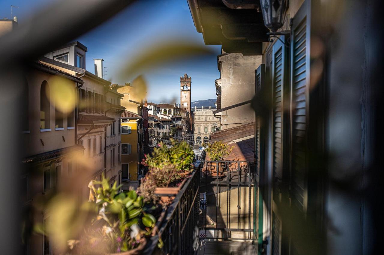 Отель Relais Balcone Di Giulietta Верона Экстерьер фото View of the castle from the city