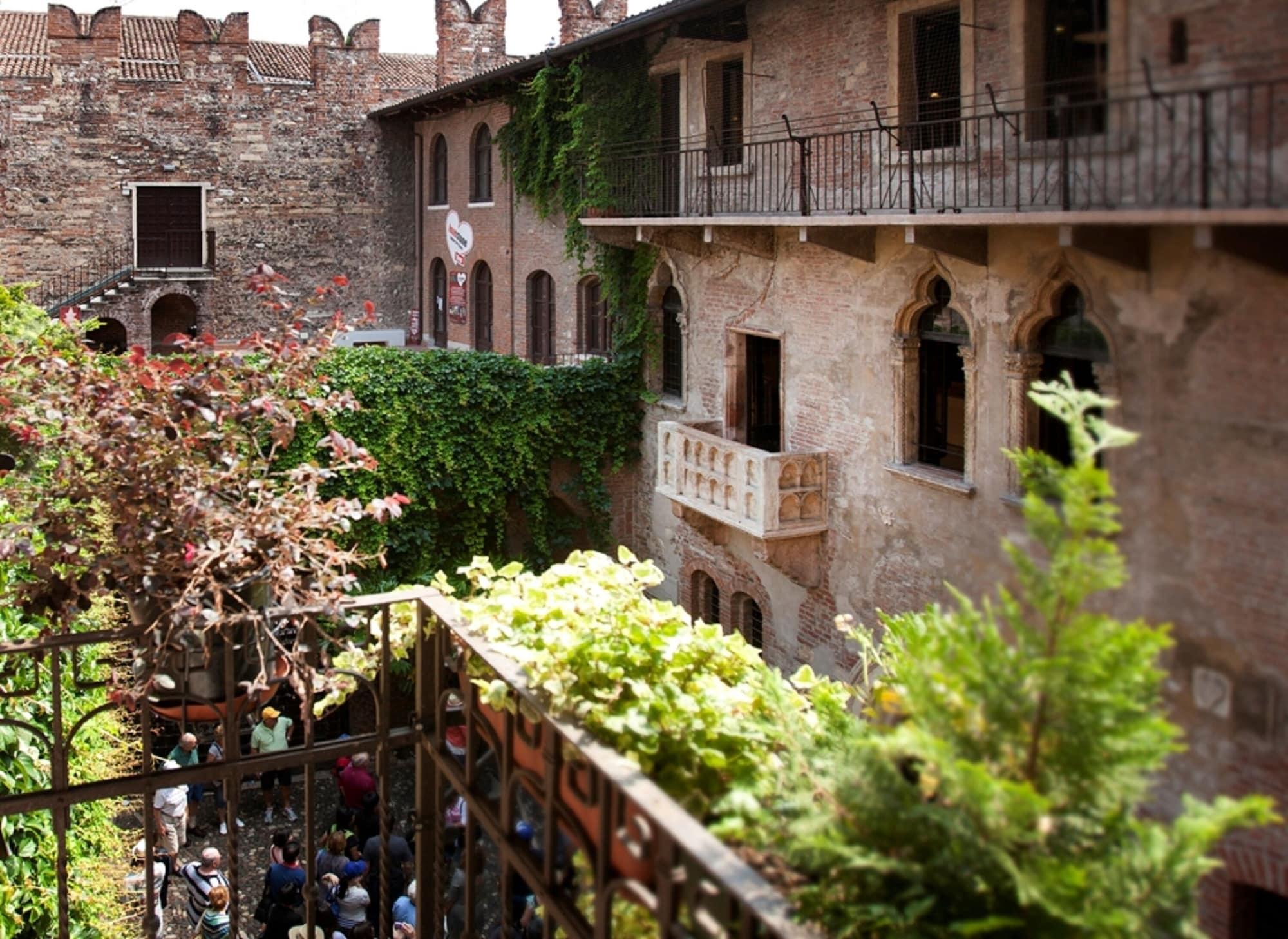Отель Relais Balcone Di Giulietta Верона Экстерьер фото The courtyard of the Palazzo del Vicario