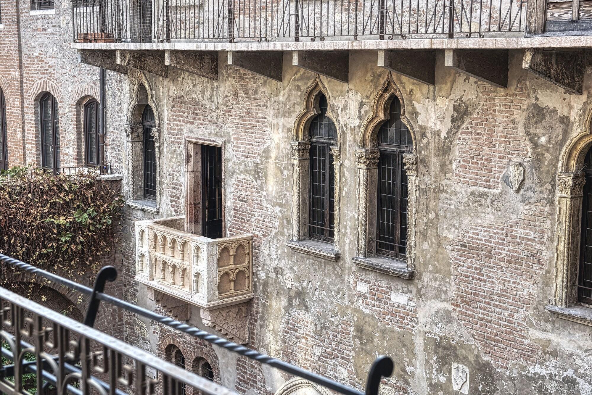 Отель Relais Balcone Di Giulietta Верона Экстерьер фото The house of the family in the medieval quarter of the city of Verona