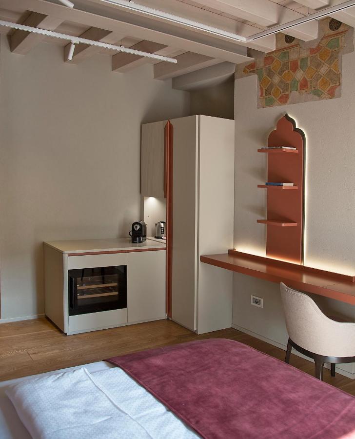 Отель Relais Balcone Di Giulietta Верона Экстерьер фото A small kitchenette in a hotel room