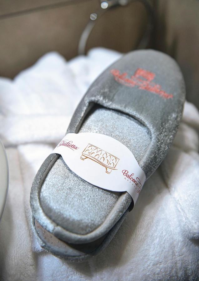 Отель Relais Balcone Di Giulietta Верона Экстерьер фото A pair of silver slippers