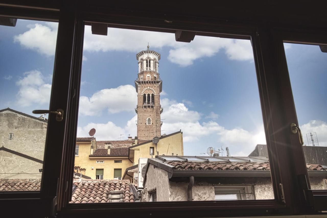 Отель Relais Balcone Di Giulietta Верона Экстерьер фото The bell tower of the church of San Pietro