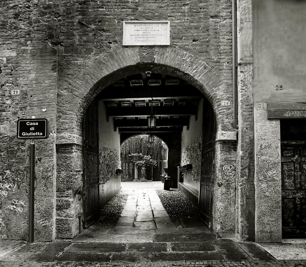 Отель Relais Balcone Di Giulietta Верона Экстерьер фото The gate of the ghetto