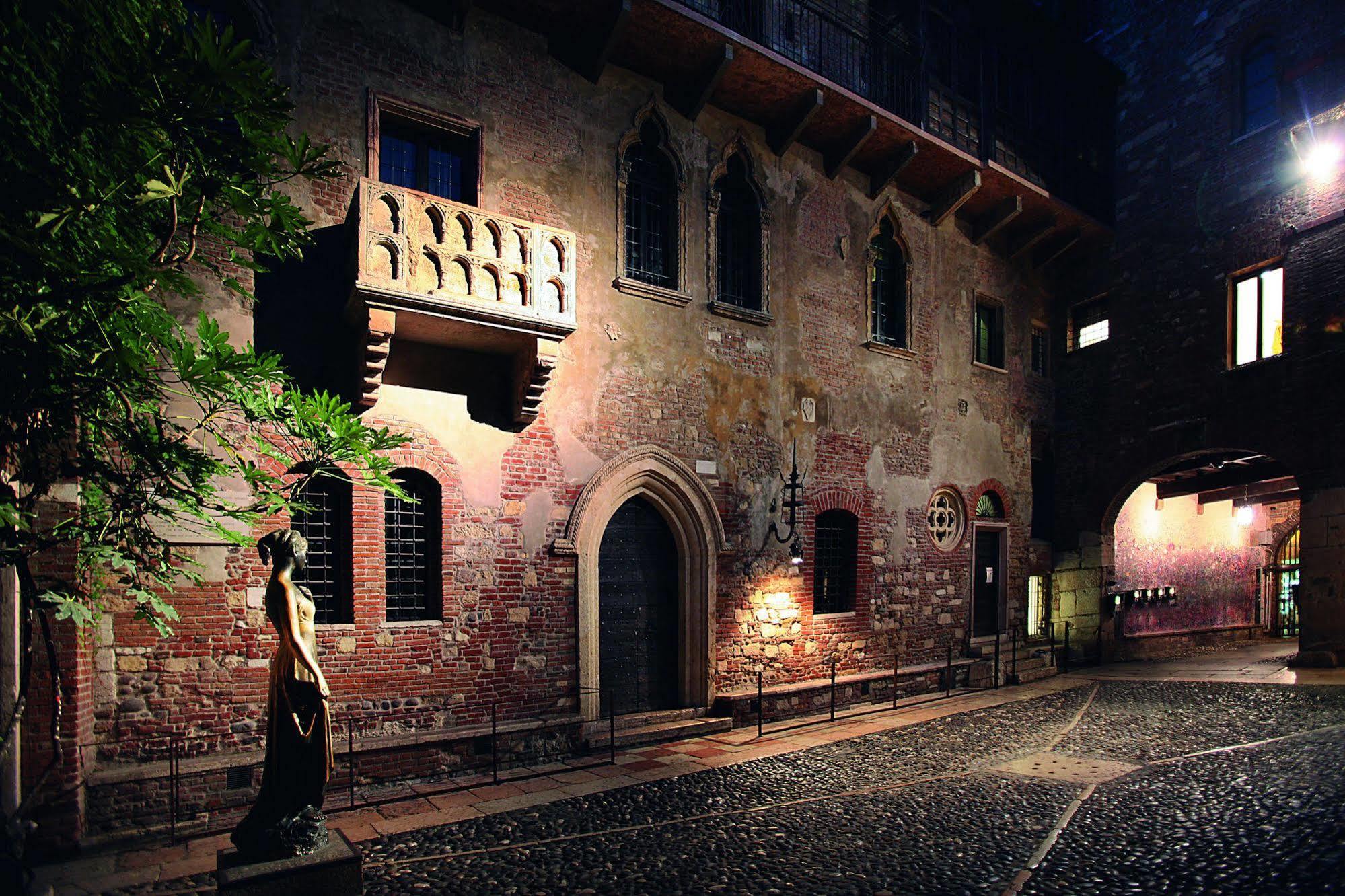 Отель Relais Balcone Di Giulietta Верона Экстерьер фото The museum