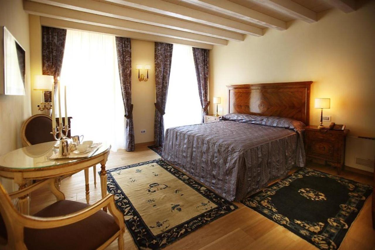 Отель Relais Balcone Di Giulietta Верона Экстерьер фото A room at the hotel